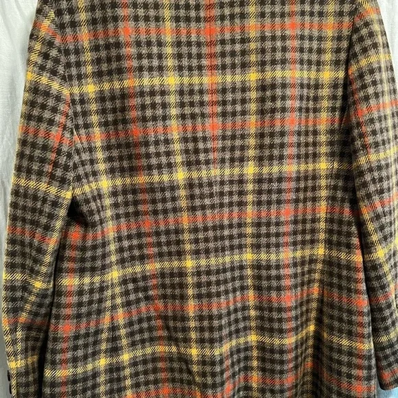 Chaus blazer in plaid. Browns. Size small.wool and lambs wool. Pockets & buttons - Picture 2 of 6